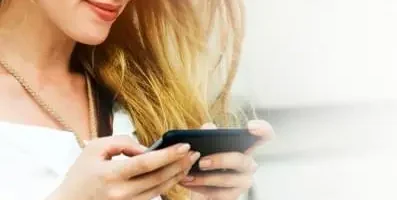 Woman using he mobile phone.