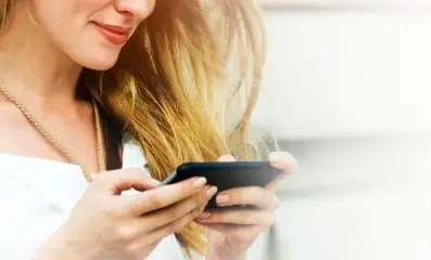 Woman using he mobile phone.