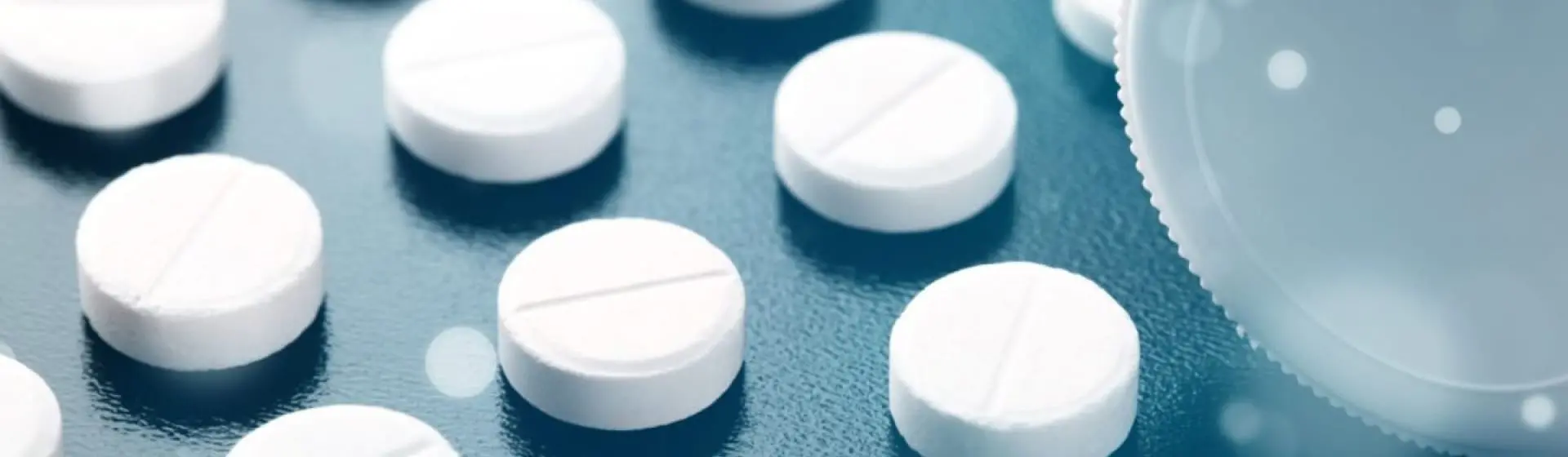 White pills in a row. The use of non-stimulant drugs and behavioral therapies instead of Adderall can help in managing ADHD symptoms.